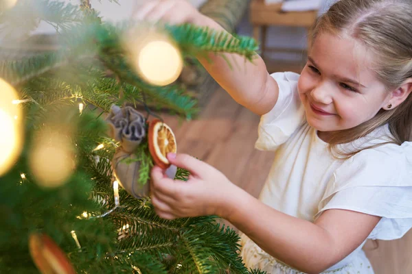Roztomilá Holčička Zdobení Vánočního Stromu — Stock fotografie
