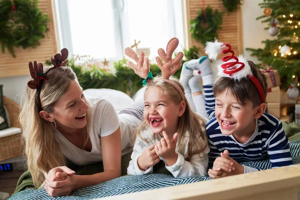 Manhã Natal Engraçado Com Mãe — Fotografia de Stock