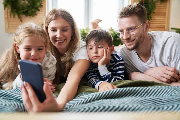 Rodina Pomocí Smartphone Během Vánoc — Stock fotografie