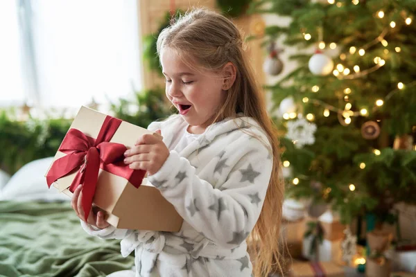Κοριτσάκι Ανοίγει Χριστουγεννιάτικο Δώρο — Φωτογραφία Αρχείου