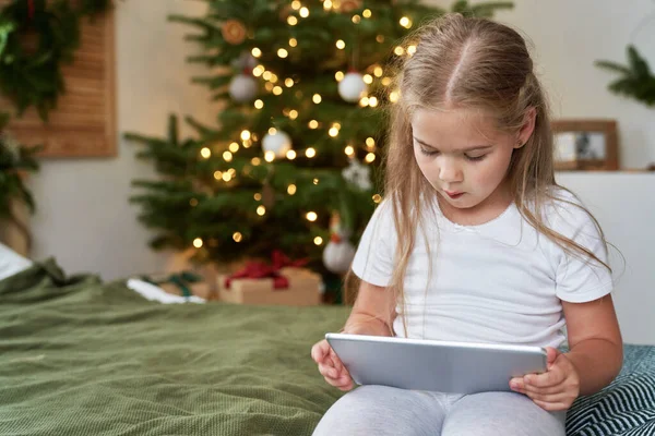 Klein Meisje Besteden Kerstmis Met Draadloze Technologie — Stockfoto