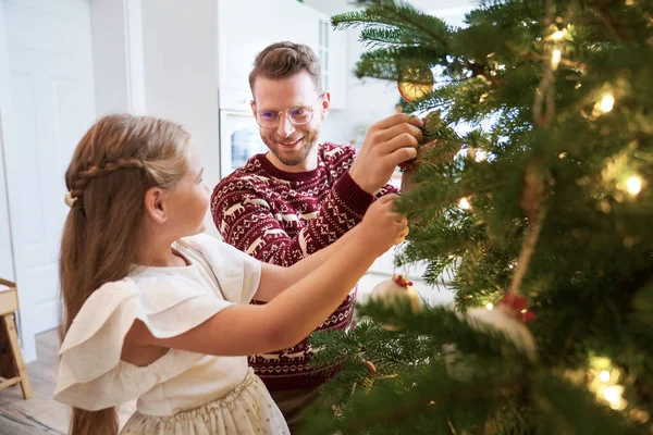 Pai Filha Decorando Árvore Natal — Fotografia de Stock