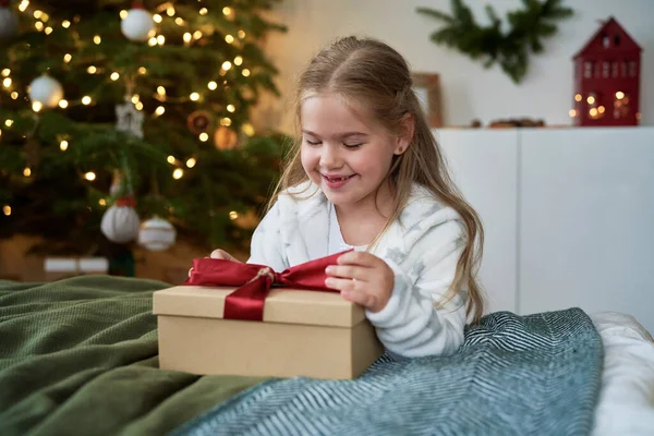 Petite Fille Ouvrant Cadeau Noël — Photo
