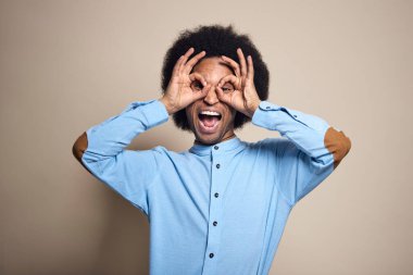 Mutlu adam komik surat yapıyor. 