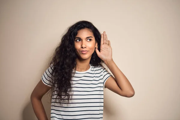 Mujer Poniendo Mano Oído —  Fotos de Stock