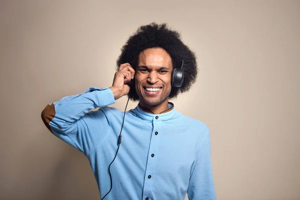 Gelukkige Man Die Naar Muziek Luistert — Stockfoto