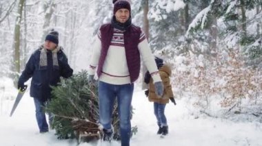 Üç kuşak aile mükemmel bir Noel ağacı buldu. 