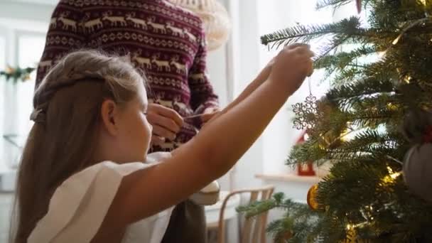 Chica Con Papá Decorando Árbol Navidad Fotografía Con Cámara Helio — Vídeos de Stock