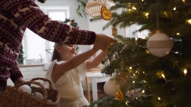 Noel Için Aile Dekorasyonu Evi Kırmızı Helyum Kamerayla Çekildi — Stok video