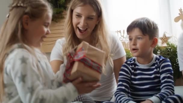 Família Compartilhando Presentes Natal Cama Tiro Com Câmera Hélio Vermelho — Vídeo de Stock