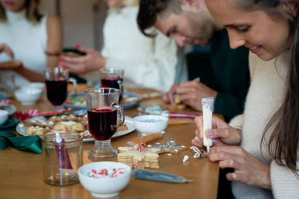 Vänner Dekorerar Pepparkakor Tillsammans — Stockfoto