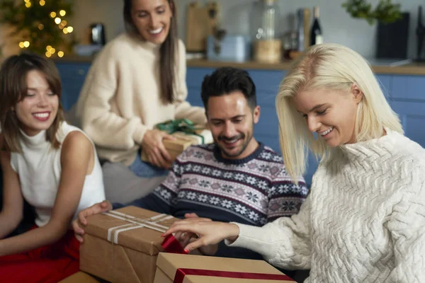 Amigos Pasando Tiempo Navidad Juntos —  Fotos de Stock