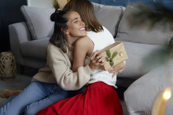 Dos Amigas Abrazando Intercambiando Regalos —  Fotos de Stock