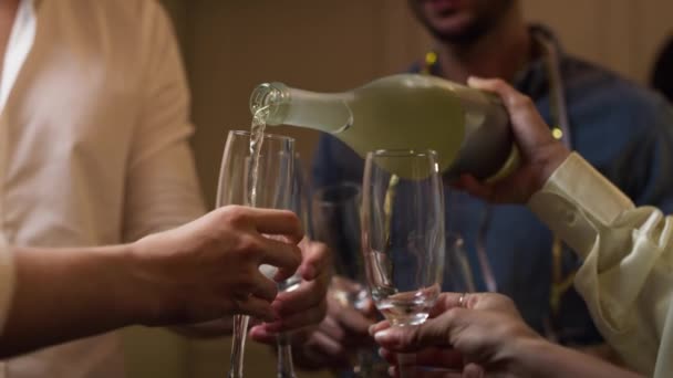 Amigos Servir Champanhe Festa Tiro Com Câmera Hélio Vermelho — Vídeo de Stock