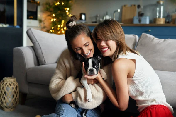 Duas Mulheres Abraçando Cachorro — Fotografia de Stock