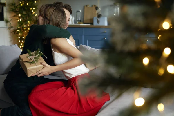 Paar Umarmt Sich Bei Weihnachtsgeschenken — Stockfoto
