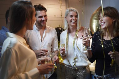 Evde parti çok eğlenceli.