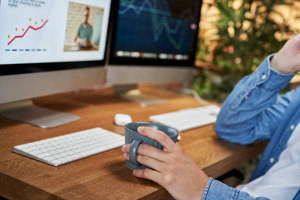 Närbild Till Kopp Med Kaffe Hemmakontoret — Stockfoto