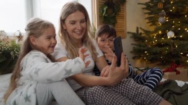 Noel boyunca görüntülü konuşma. 8K 'da kırmızı helyum kamerayla çekildi. 