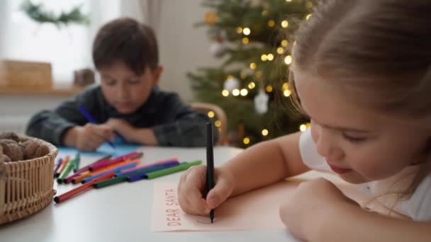 Escrevendo Carta Para Papai Noel Por Uma Garotinha Fofa Com — Vídeo de Stock