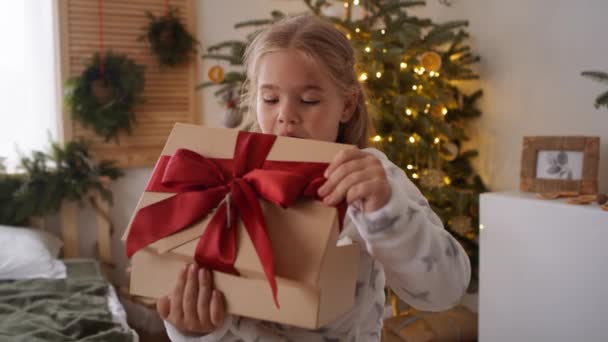 Klein Meisje Opent Het Kerstcadeau Opgenomen Met Red Helium Camera — Stockvideo