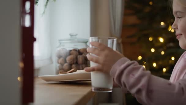 Menina Esperando Papai Noel Com Biscoitos Leite Tiro Com Câmera — Vídeo de Stock