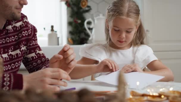 Petite Fille Envoyant Une Lettre Père Noël Tourné Avec Caméra — Video