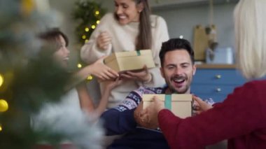 Arkadaşların Noel 'de hediye değiş tokuşu videosu. 8K 'da kırmızı helyum kamerayla çekildi.