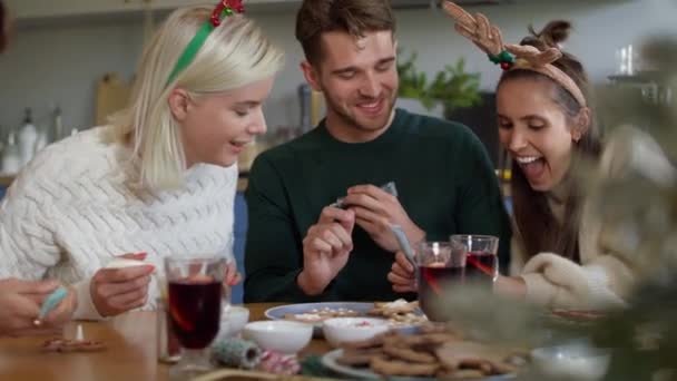 Best Friends Decorating Christmas Cookies Shot Red Helium Camera — Stock Video
