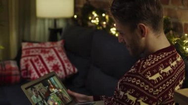 Arkadaşlarla sanal Noel toplantısı. 8K 'da kırmızı helyum kamerayla çekildi.  