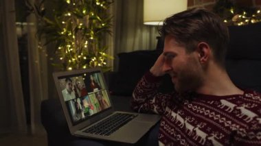 Arkadaşlarla sanal Noel toplantısı. 8K 'da kırmızı helyum kamerayla çekildi. 