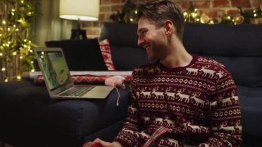 Yetişkin bir adam kızla konuşuyor ve Noel hediyelerini paketliyor. 8K 'da kırmızı helyum kamerayla çekildi.  