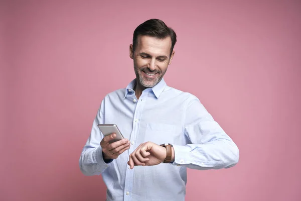 Estúdio Tiro Homem Caucasiano Meia Idade Usando Telefone Verificação Tempo — Fotografia de Stock