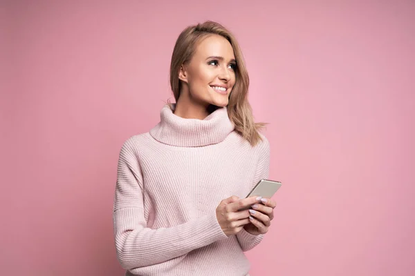 Studio Záběr Veselé Kavkazské Mladé Ženy Držící Telefon Při Pohledu — Stock fotografie