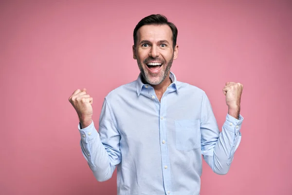 Estudio Tiro Hombre Mediana Edad Con Éxito Celebrando Logro — Foto de Stock