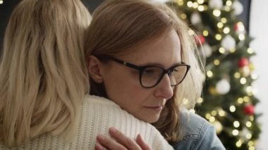 Üzgün annenin yetişkin kızına sarıldığının videosu. 8K 'da kırmızı helyum kamerayla çekildi..