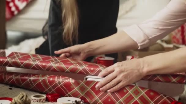 Video Grandmother Granddaughter Making Christmas Gift Shot Red Helium Camera — Stock Video