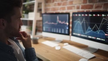 Borsa verilerini takip eden yetişkin bir adam. 8K 'da kırmızı helyum kamerayla çekildi.   