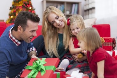 Bak! Hediye kutusu içinde nedir?