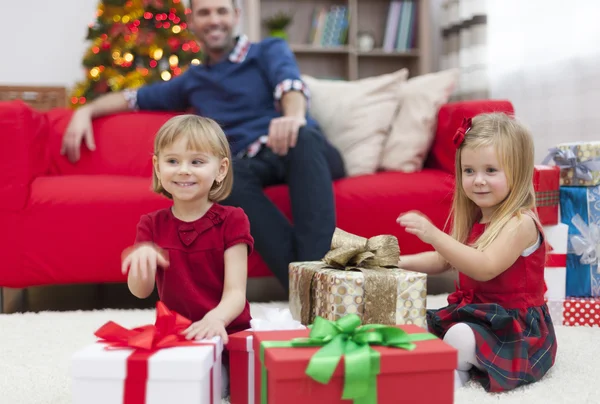 Lányok karácsonyi ajándékokat megnyitása — Stock Fotó