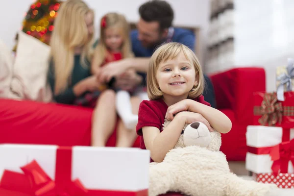 Chica con regalo de Navidad de Santa Claus — Foto de Stock