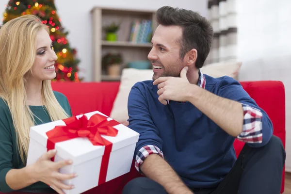 Couple recevant des cadeaux de Noël — Photo