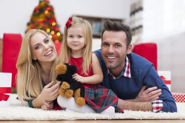 Familjen koppla av i juletid — Stockfoto