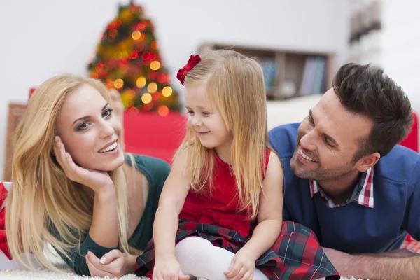 Familjen koppla av i juletid — Stockfoto