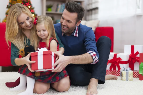 Familia relajándose en Navidad — Foto de Stock