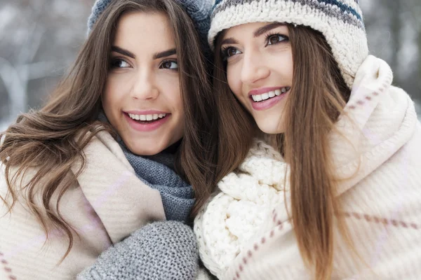 Amigos do sexo feminino durante o inverno — Fotografia de Stock