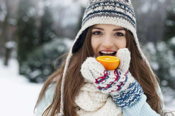 Mulher comendo laranja — Fotografia de Stock