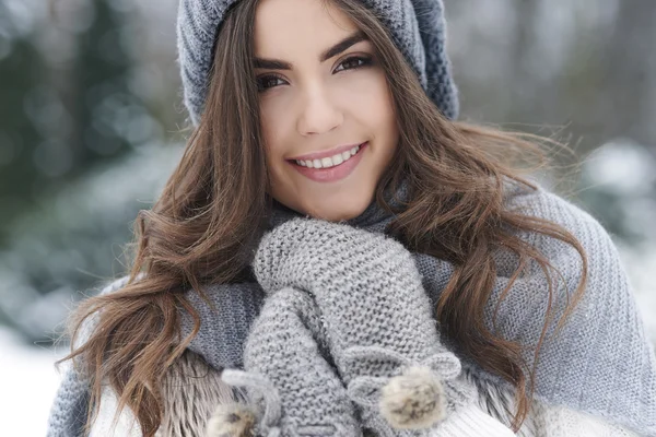 Kvinnan ordnade vinter — Stockfoto