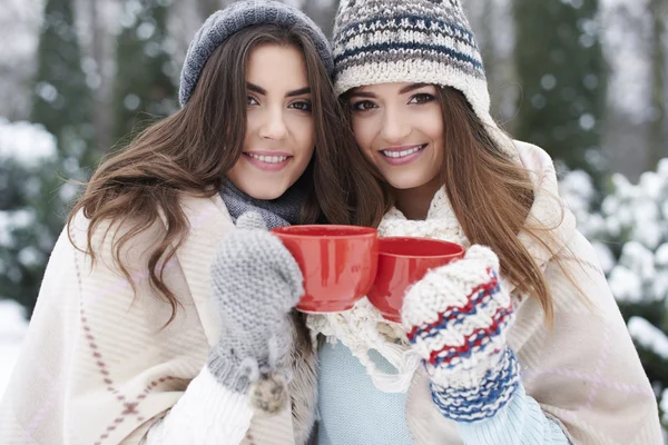 Twee vrouwen drinken warme chocolademelk — Stockfoto