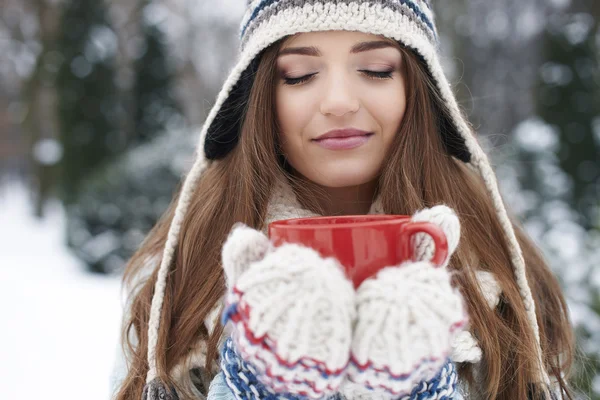 Femme d'hiver avec tasse de thé chaud — Photo